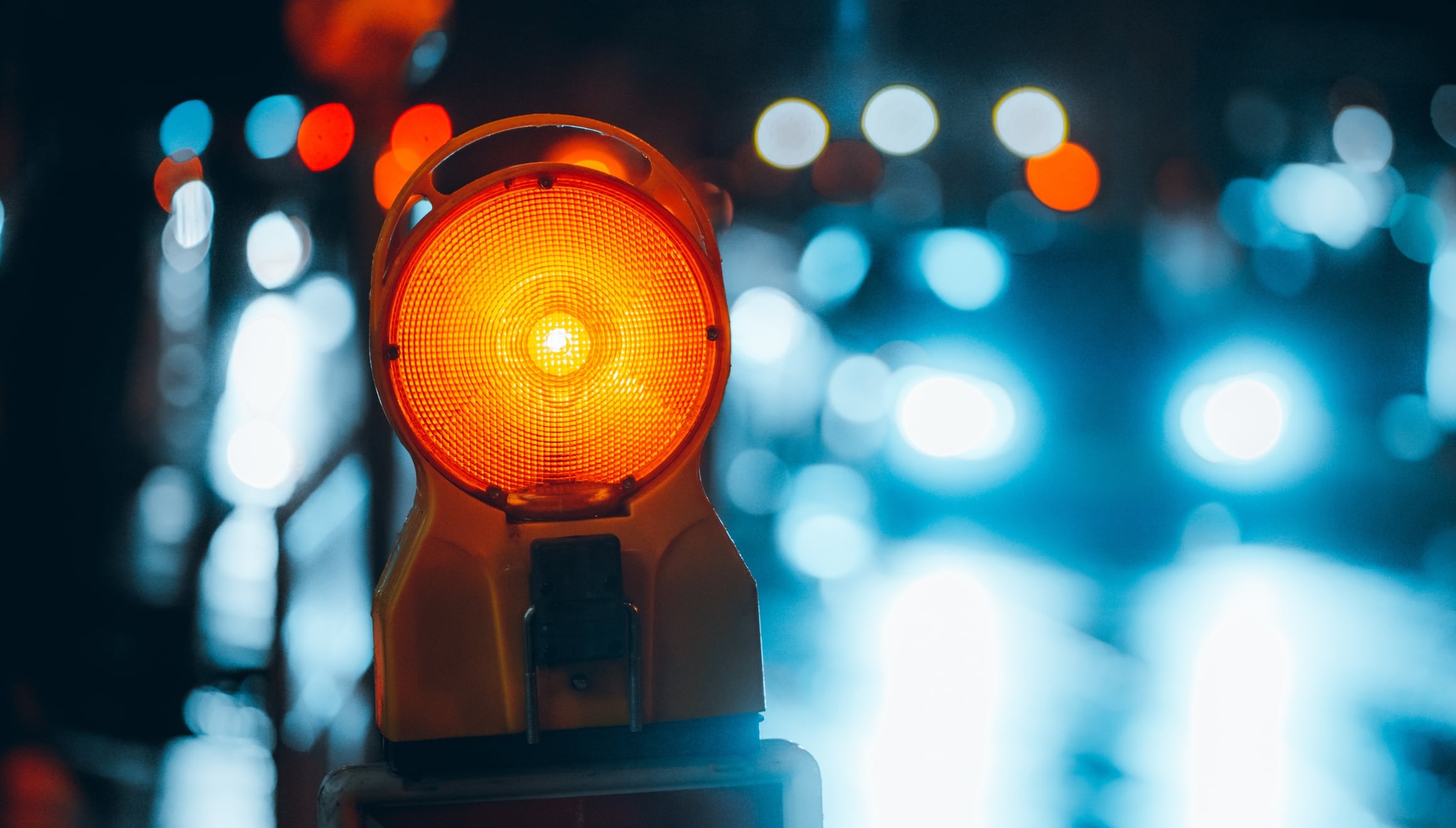 Una nueva ley en California hará que seas sancionado si pasas una luz roja, incluso si no hay un oficial cerca (Foto: Freepik)