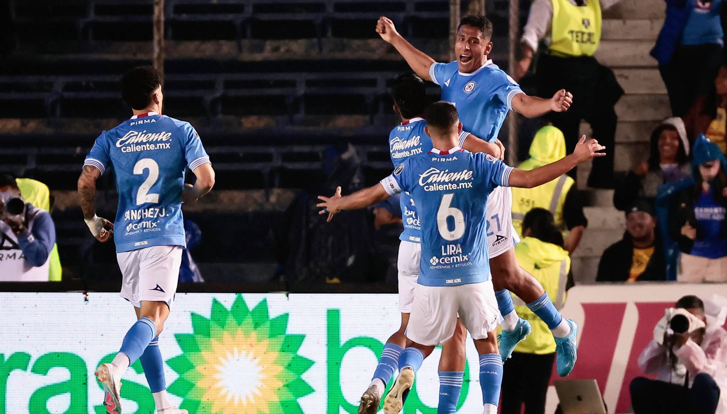 Luis Romo de Cruz Azul celebra un gol ante el América este sábado, durante un partido de la jornada 6 del Torneo Apertura del fútbol mexicano realizado en el Estadio Ciudad de los Deportes en Ciudad de México. (Foto: EFE/José Méndez)