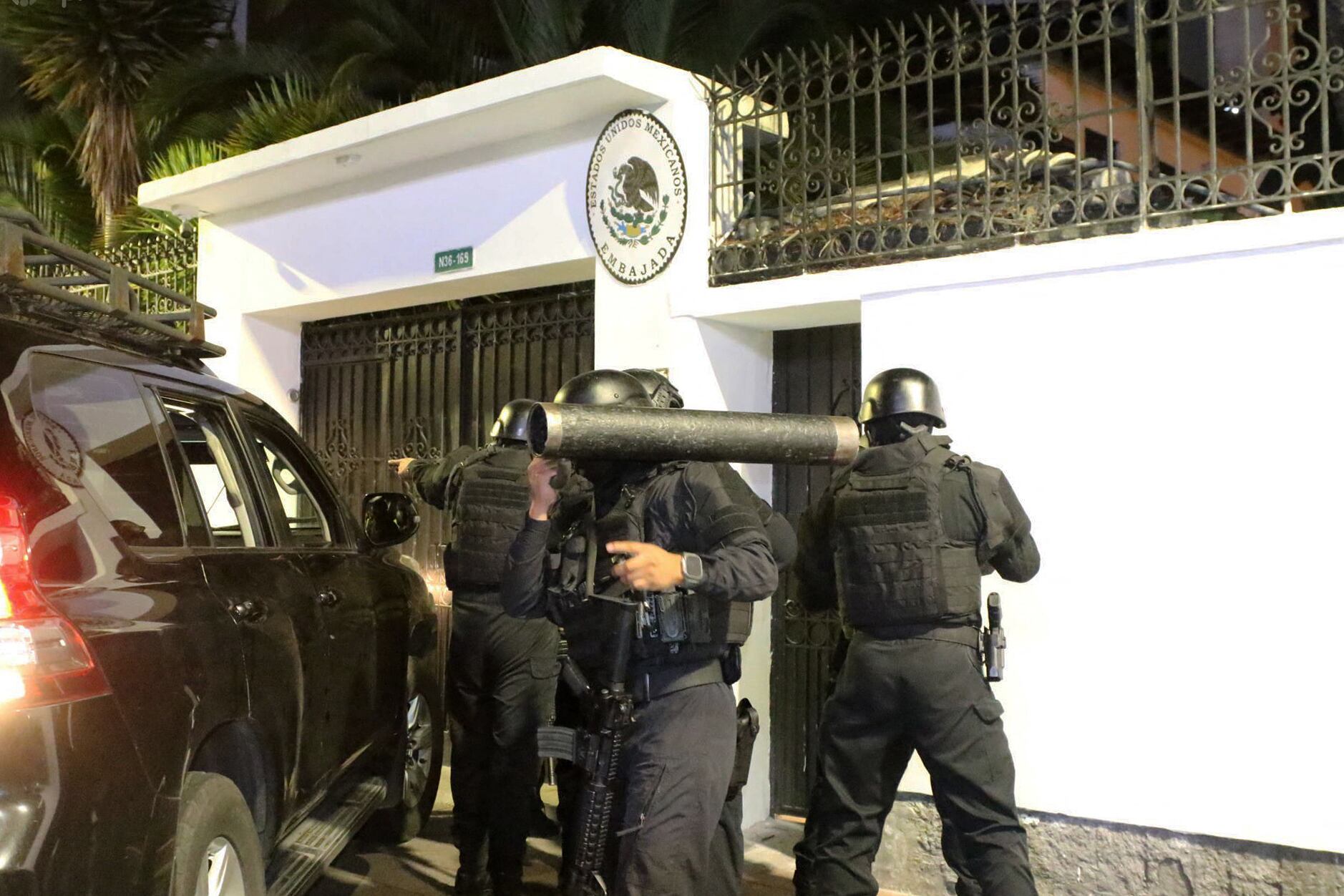 Imagen publicada por API que muestra a fuerzas especiales de la policía de Ecuador intentando irrumpir en la embajada de México en Quito para arrestar al ex vicepresidente Jorge Glas, el 5 de abril de 2024. (Foto: ALBERTO SUÁREZ/API/AFP).