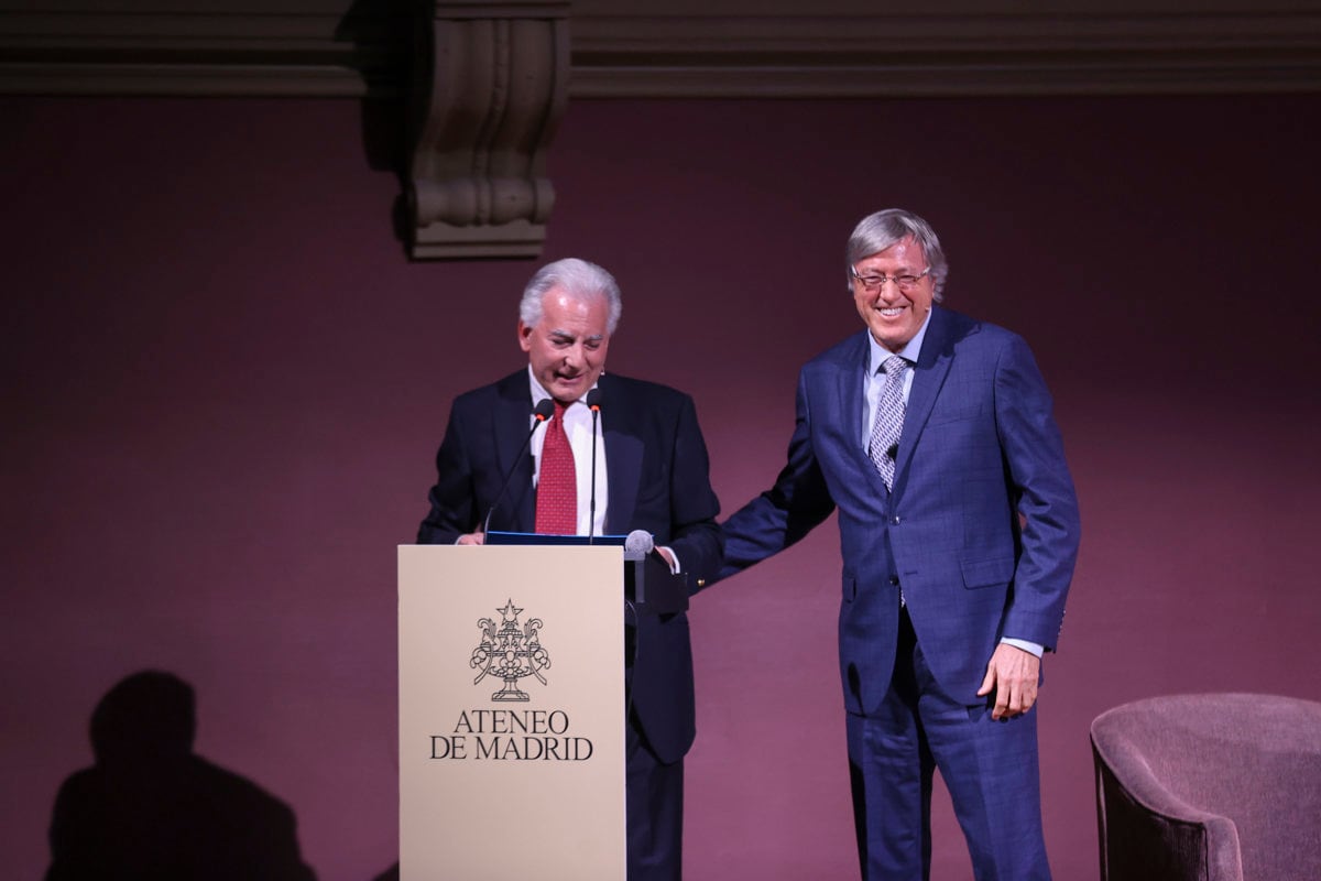 MADRID, 13/04/2026.- Álvaro Vargas Llosa (izda), hijo del escritor peruano Mario Vargas Llosa, y el escritor y filántropo argentino Alejandro Roemmers, asisten este lunes a la entrega de la Medalla Internacional de las Artes de la Comunidad concedida a su padre a título póstumo. EFE/Víctor Lerena