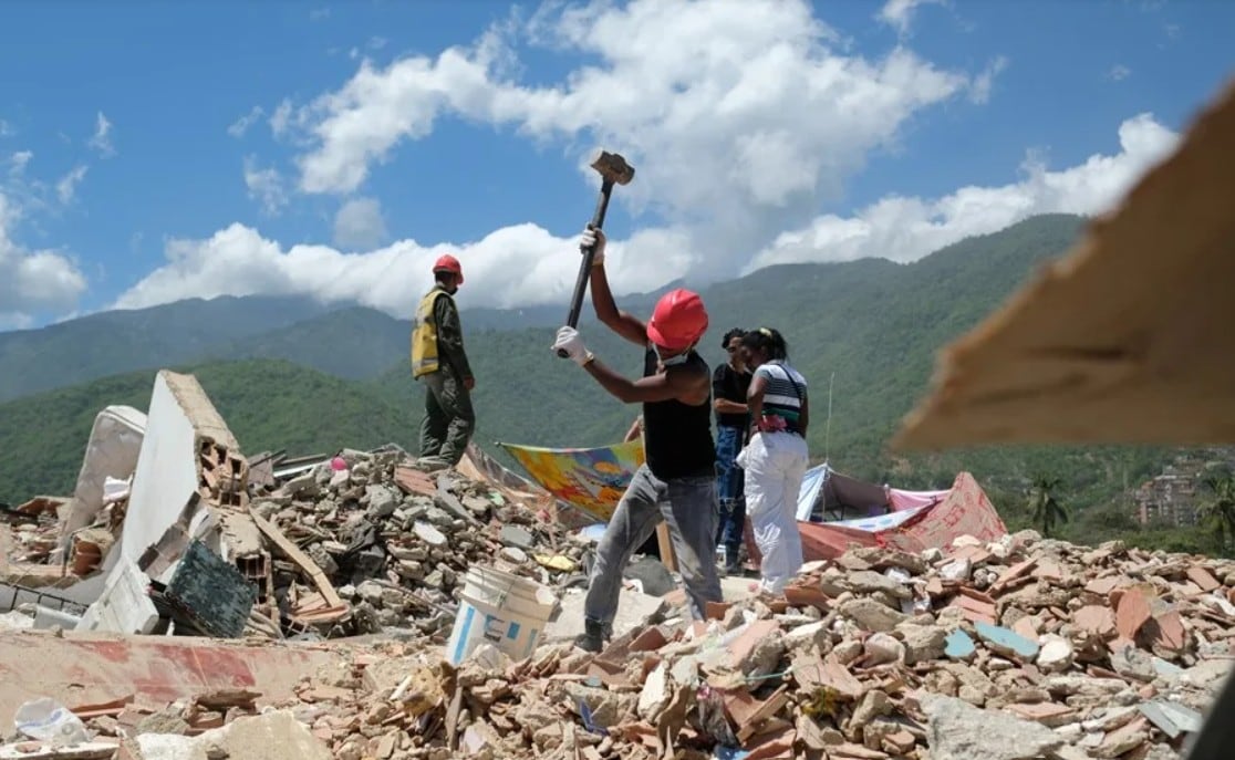 Voluntarios trabajan para retirar los escombros en La Guaira. Foto: EFE.