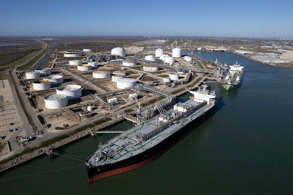 Buques cisterna atracados en la terminal Phillips 66 de Freeport, Texas, EE. UU., el viernes 15 de enero de 2026. Los operadores de petróleo y las refinerías estadounidenses se apresuran a posicionarse para acceder al crudo venezolano después de que la administración Trump anunciara que tomaría el control de hasta 50 millones de barriles, uno de los mayores flujos de suministro inesperados en años. Fotógrafo: Mark Felix/Bloomberg