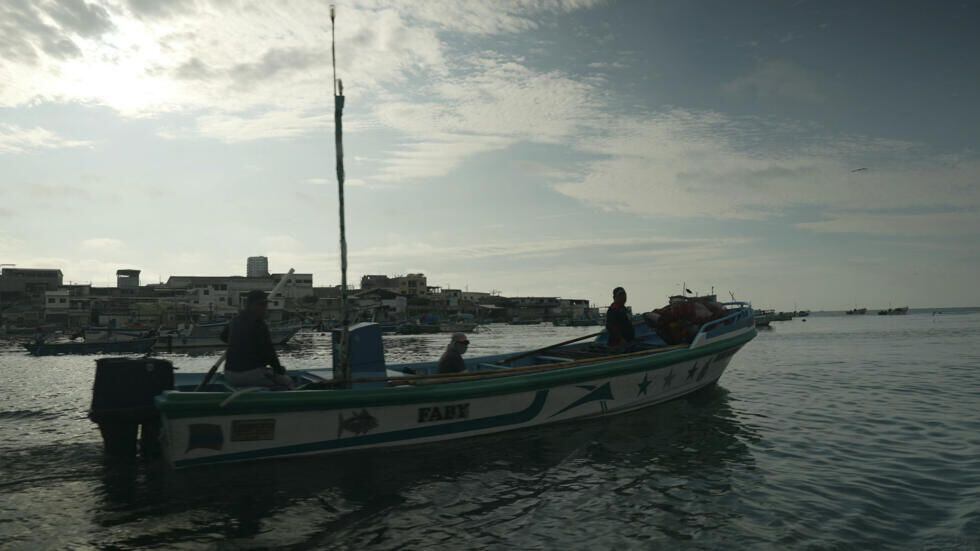 Pescadores navegando en el puerto pesquero de Santa Rosa en Salinas, Ecuador, el 26 de junio de 2024. © Enrique ORTIZ / AFP
