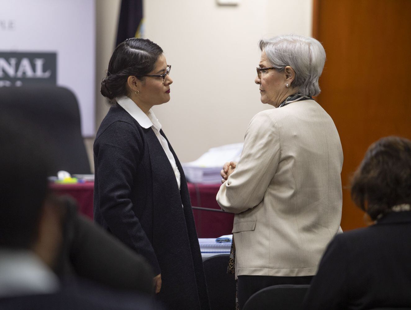 Susana Villarán conversa con su abogada, Merly Edquén, durante la segunda audiencia de su juicio. Foto: GEC / Britanie Arroyo