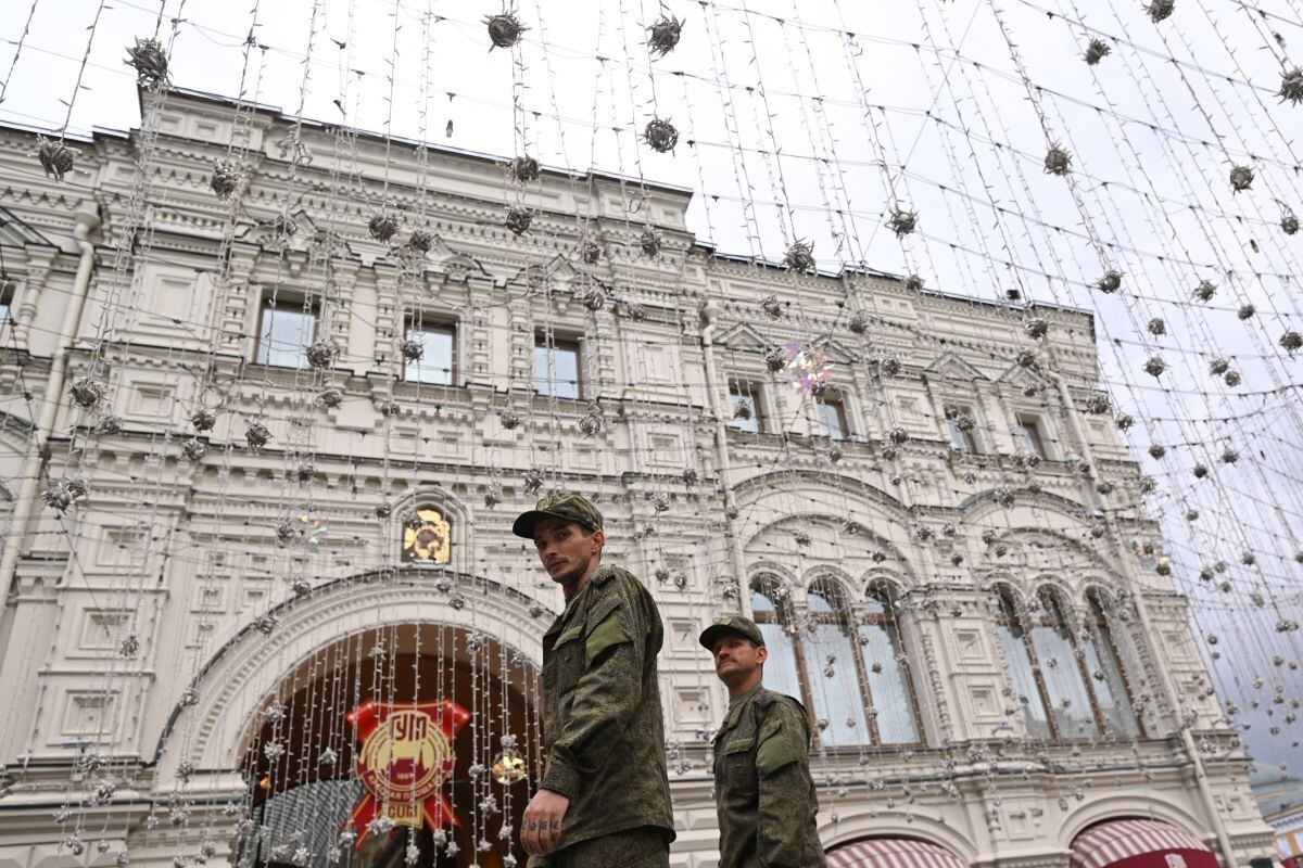 Los militares pasan frente a GUM, los grandes almacenes del Estado, en el centro de Moscú, el 24 de junio de 2023. (Foto de Natalia KOLESNIKOVA / AFP)