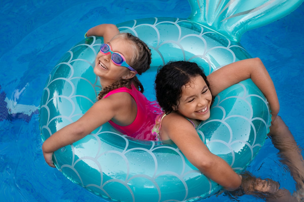 La ley SB 212 da tranquilidad a menores y padres, quienes buscan refrescarse en piscina sin estar preocupándose en pedófilos (Foto: Freepik)