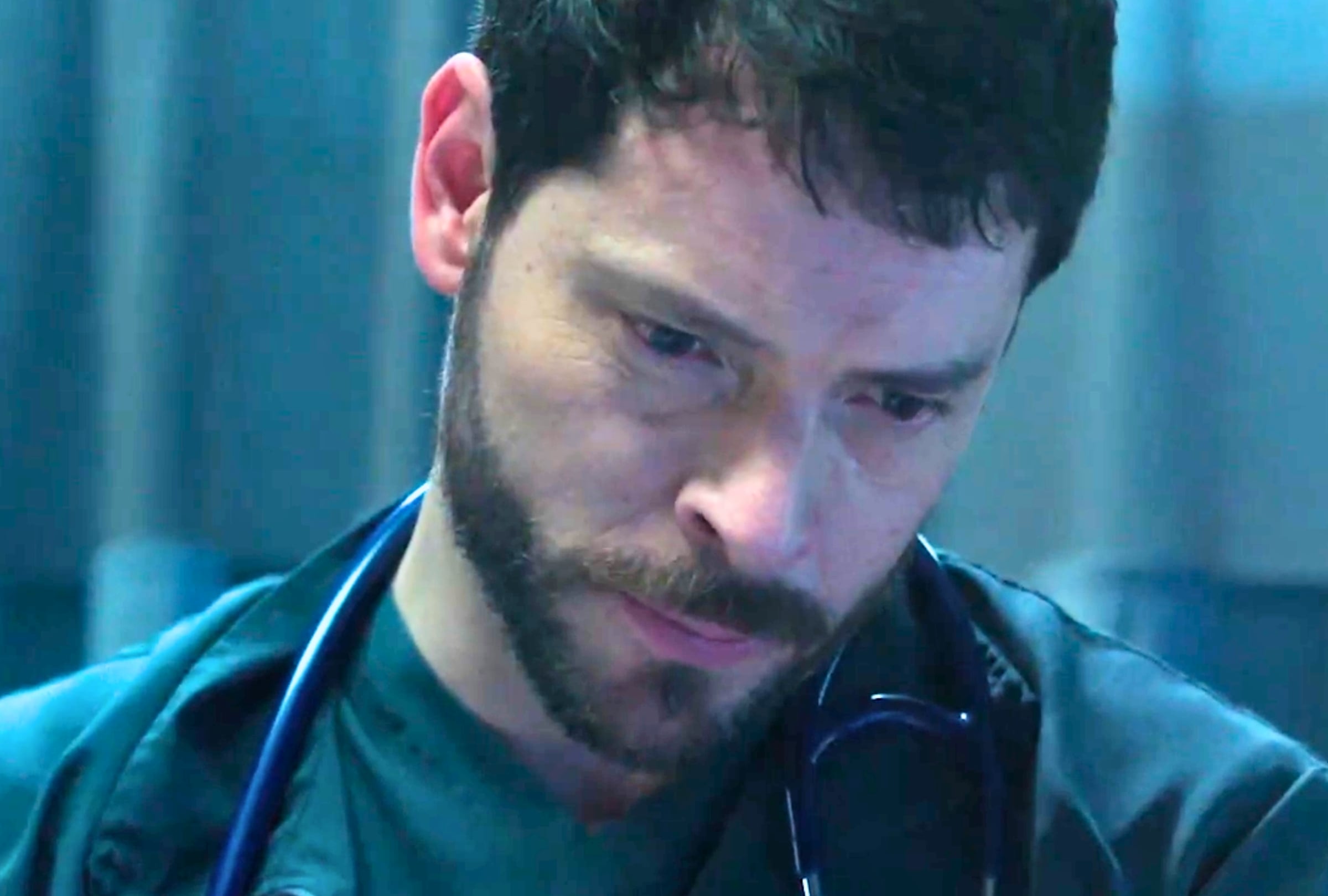 El actor Julián Trujillo en una escena de la serie colombiana "En coma" (Foto: CMO Producciones / Netflix)