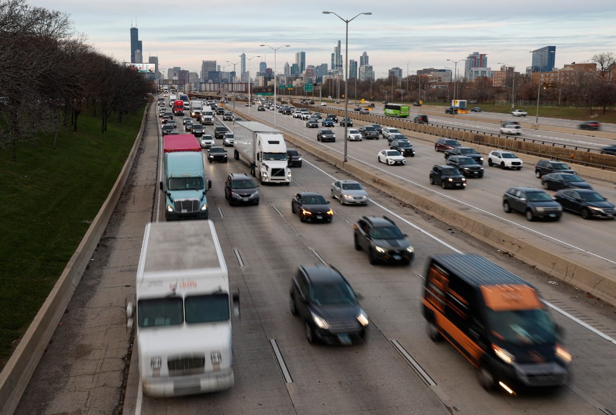 Para conducir con menos estrés en EE.UU. durante Acción de Gracias, lo mejor es evitar las horas de mayor tráfico. | Crédito: KAMIL KRZACZYNSKI / AFP