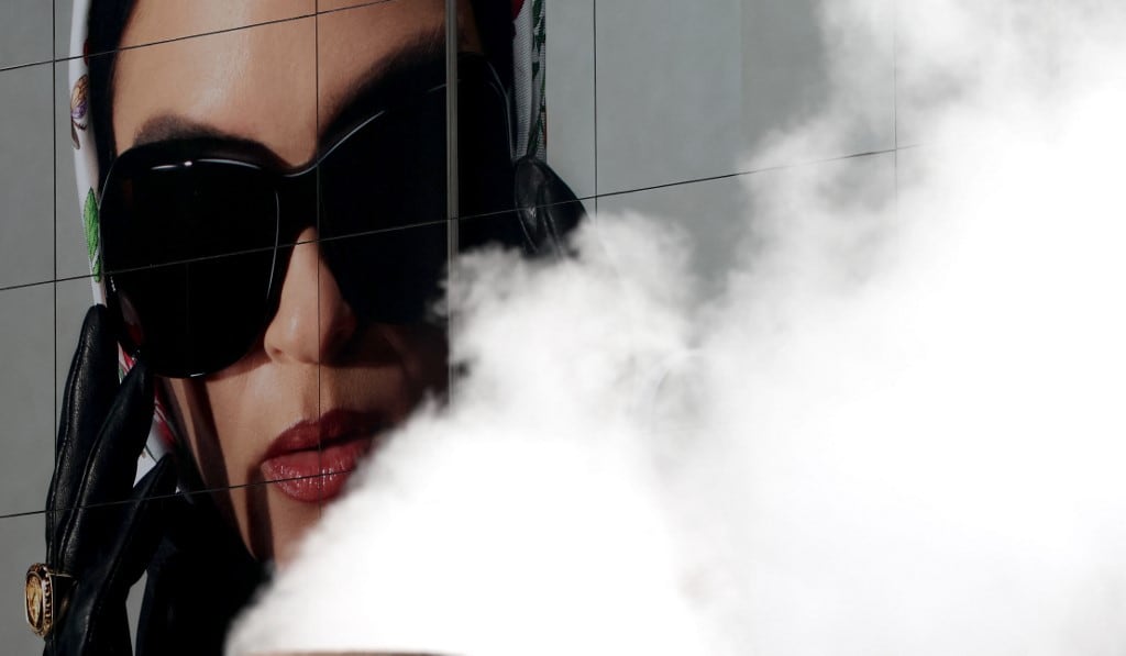 Un anuncio en la fachada de la tienda Gucci en la Quinta Avenida, mientras el humo de una tubería de vapor se eleva en Nueva York el 16 de febrero de 2026. (Foto de TIMOTHY A. CLARY / AFP)