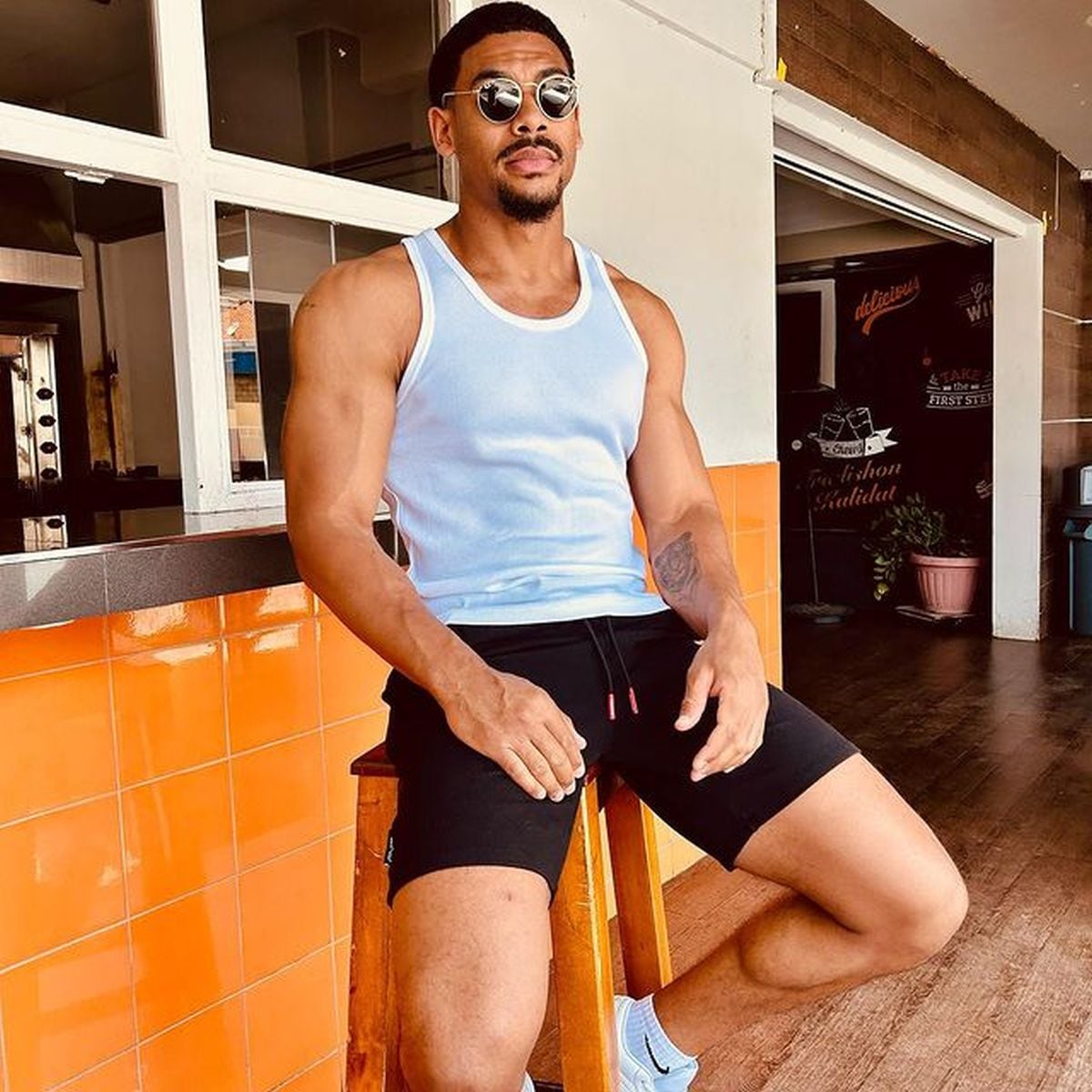 Aquí posando con prendas deportivas y unas gafas negras (Foto: Aaron Pierre / Instagram)