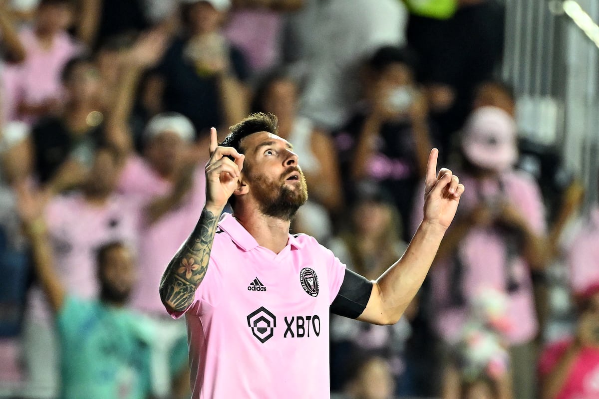 Según reportó la empresa de artículos deportivos Fanatics, Lionel Messi acumula un récord de ventas en Estados Unidos con la nueva camiseta del Inter Miami, sobre otras estrellas norteamericanas como Tom Brady y LeBron James. (Foto: AFP)