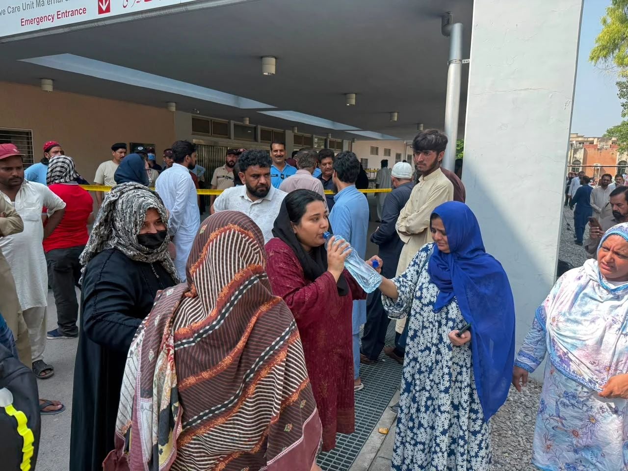 Familiares de los bebés fallecidos en un incendio en un hospital de Islamabad, Pakistán, el 26 de agosto de 2026. (Foto: M. Yousaf/AP)