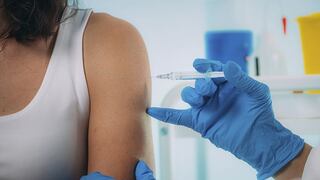 Quienes tuvieron COVID no deben esperar para vacunarse si circulan variantes