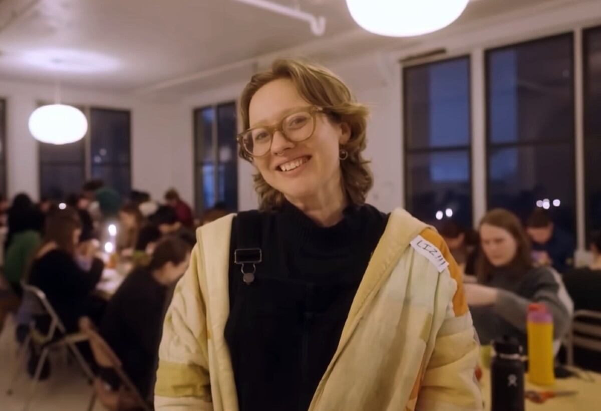 VIRAL | Liz Chick, de Nueva York, dirige el estudio RecCreate Collective, donde imparten clases de tejido, collage, pintura y escultura para hasta 45 personas. (Foto: CNBC Make It)