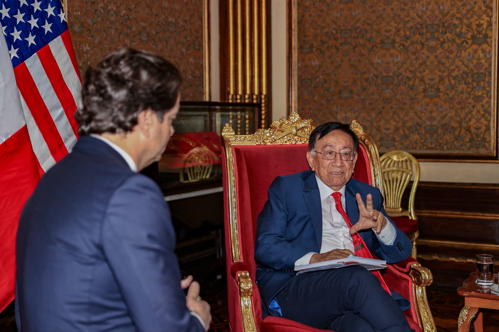 Es la segunda reunión entre el embajador Bernie Navarro y el presidente José María Balcázar. Foto: Presidencia