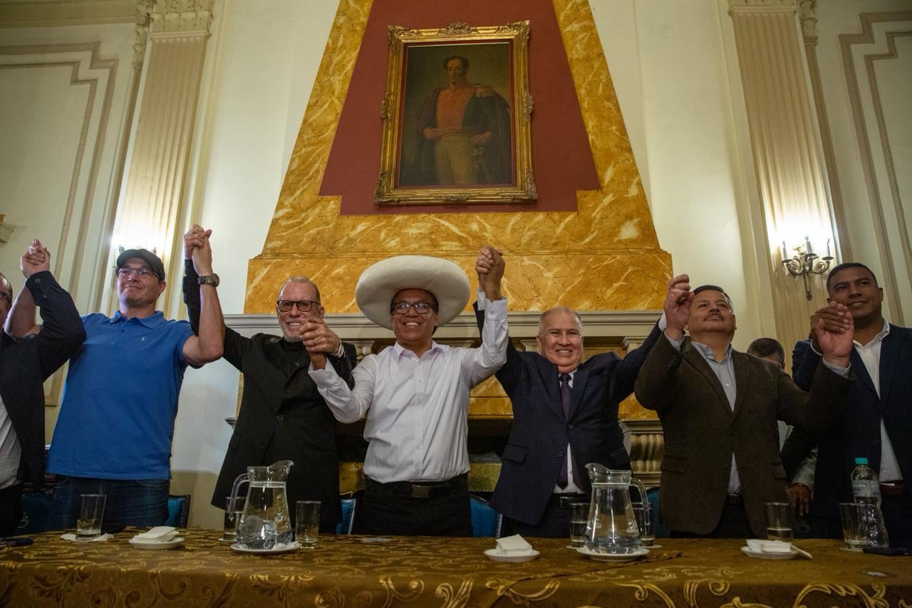 Roberto Sánchez junto a George Forsyth, Ricardo Belmont y Alfonso López Chau. (Foto: Fernando Sangama / @photo.gec)