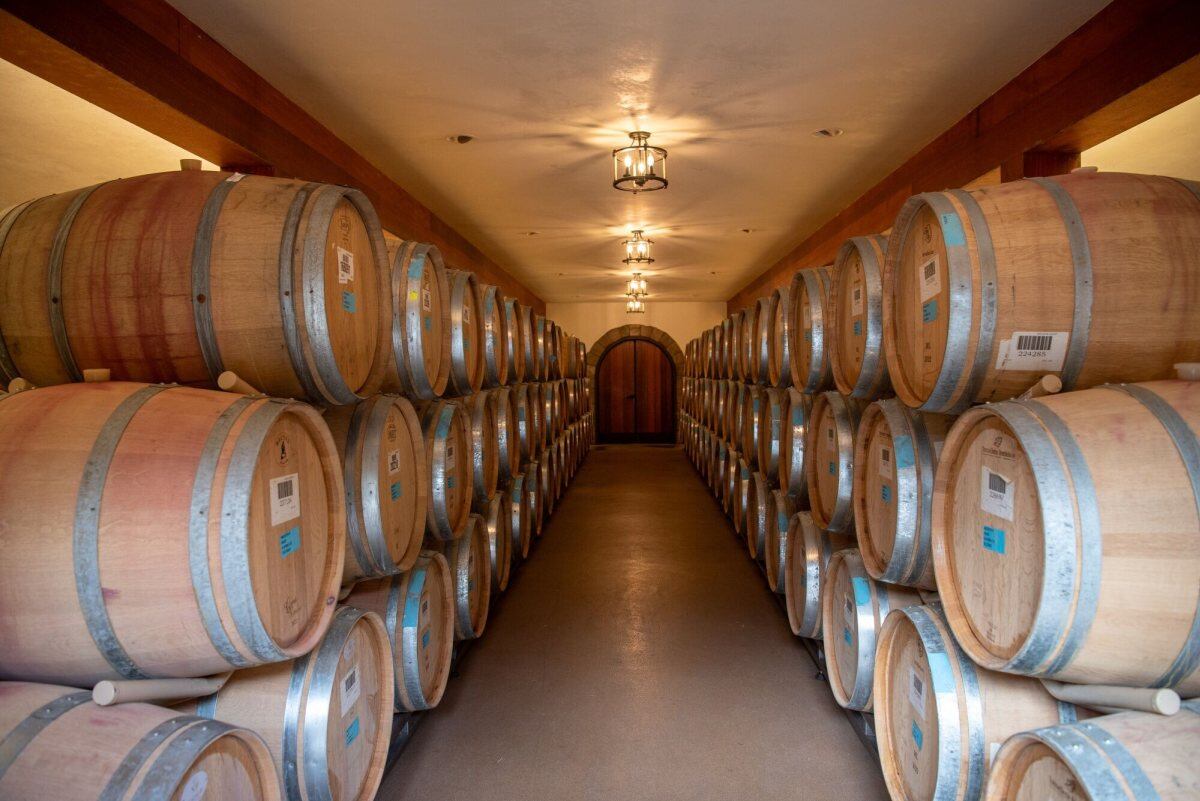 Barriles de vino en Duckhorn Vineyards en St. Helena, California, EE.UU., el jueves 8 de febrero de 2024. Fotógrafo: Marlena Sloss/Bloomberg
