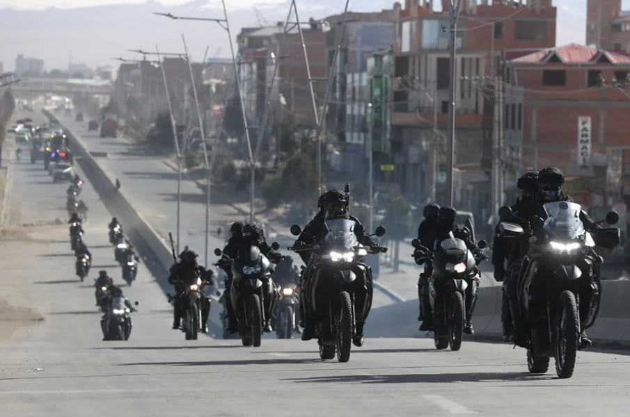 Integrantes de la Policía y el ejercito de Bolivia realizan trabajos conjuntos de desbloqueo de vías tras dictarse estado de excepción, en El Alto (Bolivia). (Foto: EFE)