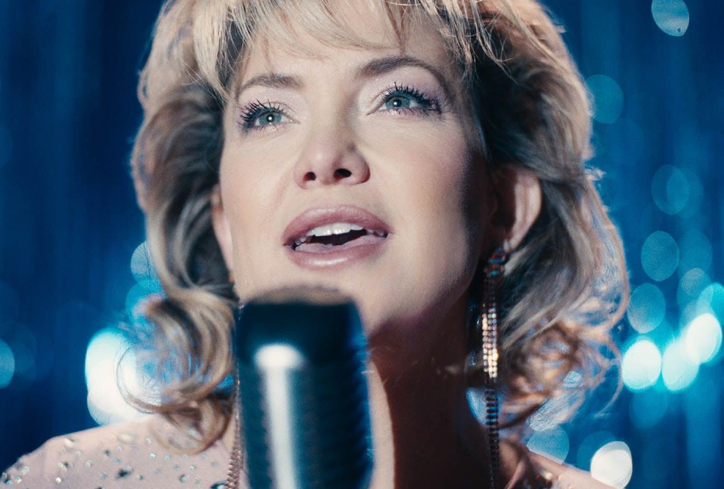 Kate Hudson como Claire Sardina en la película "Song Sung Blue", basada en el documental homónimo de 2008 de Greg Kohs (Foto: Focus Features)