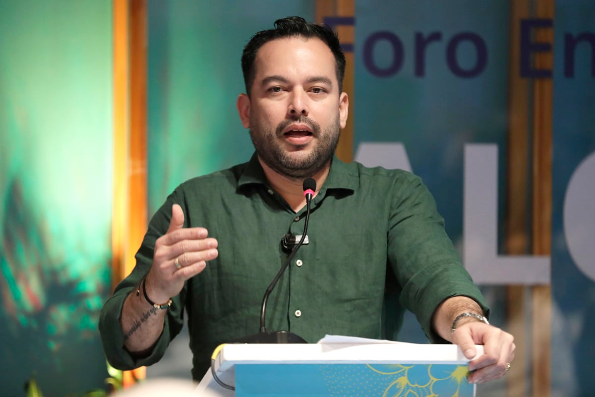 Fotografía de archivo del 10 de Noviembre de 2025 que muestra al Ministro de Minas y Energía de Colombia, Edwin Palma, hablando durante un evento, en Santa Marta (Colombia). Palma tachó de "agresión económica" la "tasa de seguridad" del 30 % que impuso el presidente de Ecuador, Daniel Noboa, a las importaciones provenientes de Colombia. EFE/ Carlos Ortega/ ARCHIVO