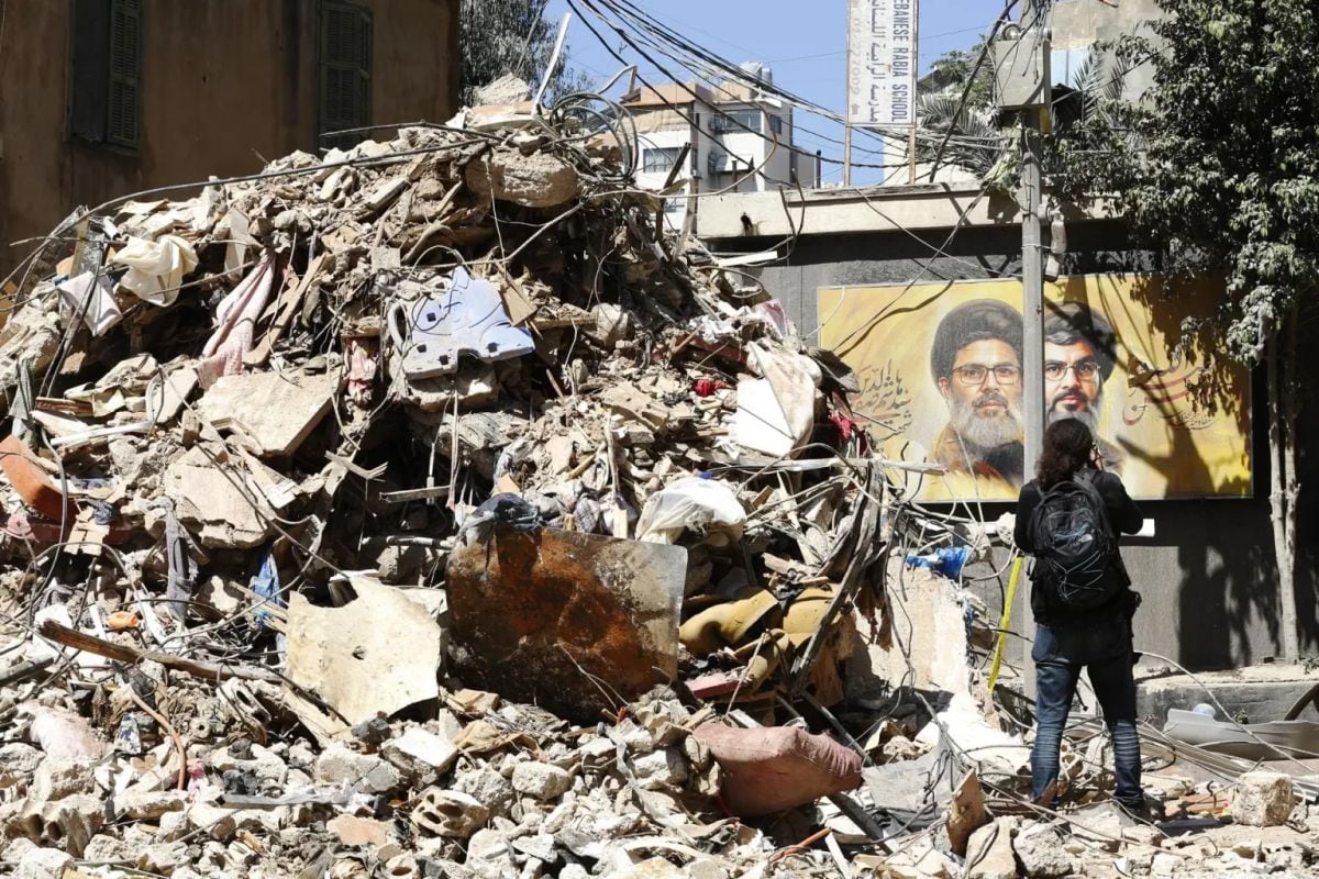 Una mujer pasea por un edificio parcialmente dañado en el Líbano, 07 de mayo de 2026. Foto: EFE/EPA/STRINGER