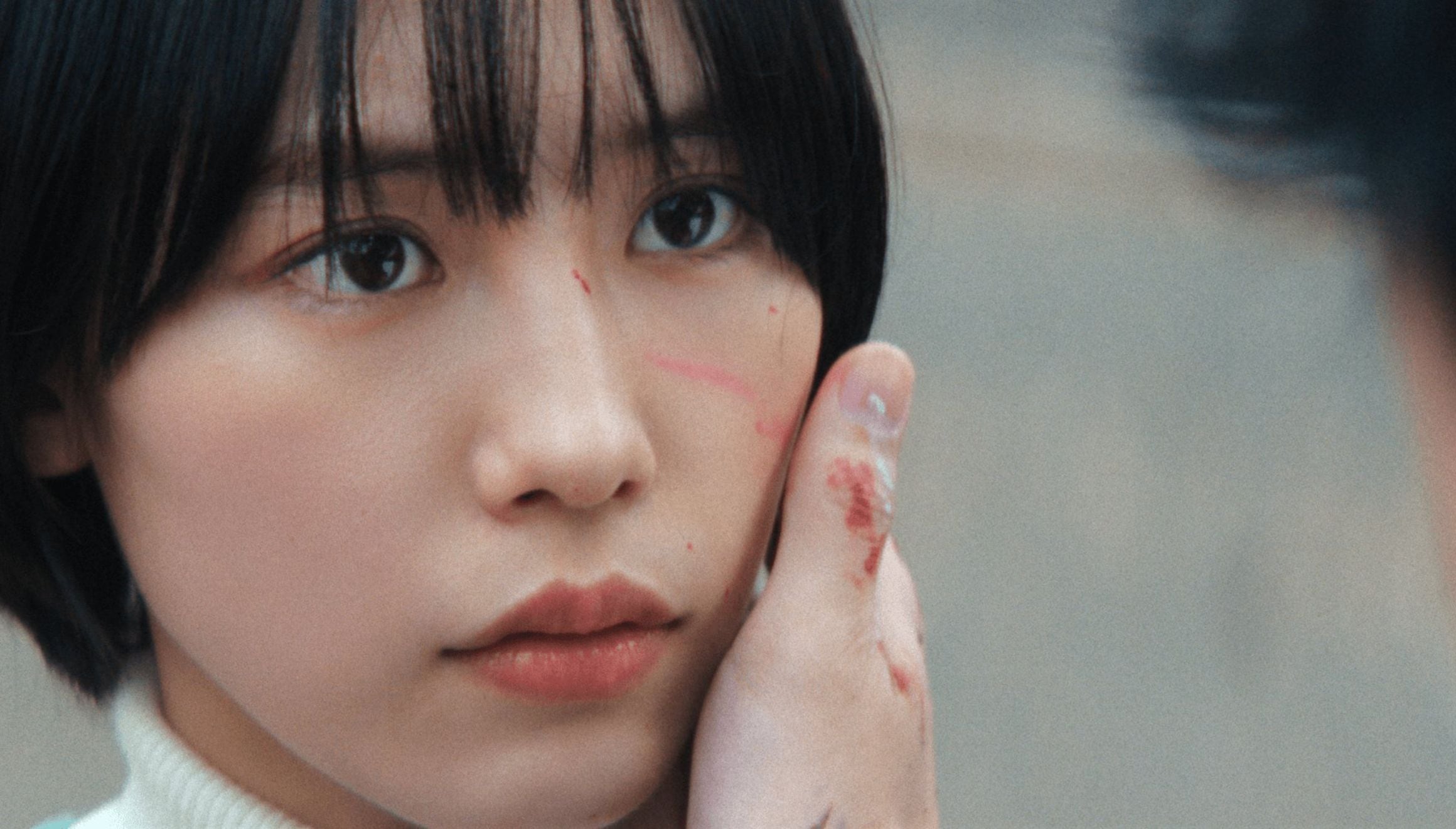 Sara Minami como Miu Hamasaki en una escena de la serie japonesa “Aún así: Las formas del amor” (Foto: Netflix)