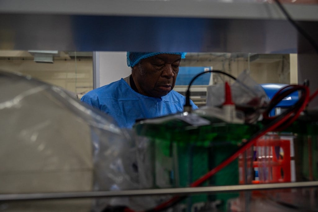 El profesor Jean-Jacques Muyembe trabaja en un laboratorio del Instituto Nacional de Investigación Biomédica (INRB) en Kinshasa, República Democrática del Congo, el 20 de mayo de 2026. "Siempre hemos ganado la batalla contra el Ébola": 50 años después de participar en el descubrimiento del virus, el virólogo congoleño Jean-Jacques Muyembe, ahora de 84 años, está a la vanguardia de la respuesta para contener la decimoséptima epidemia que azota a la República Democrática del Congo (RDC). (Foto: AFP)