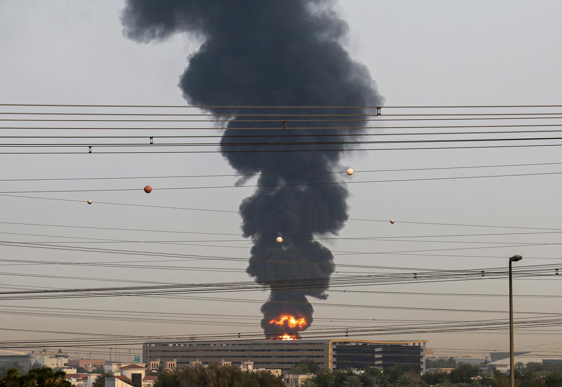 Una columna de humo y fuego en las inmediaciones del Aeropuerto Internacional de Dubái (DXB), Emiratos Árabes Unidos, este lunes 16 de marzo del 2026. (EFE/ Stringer).