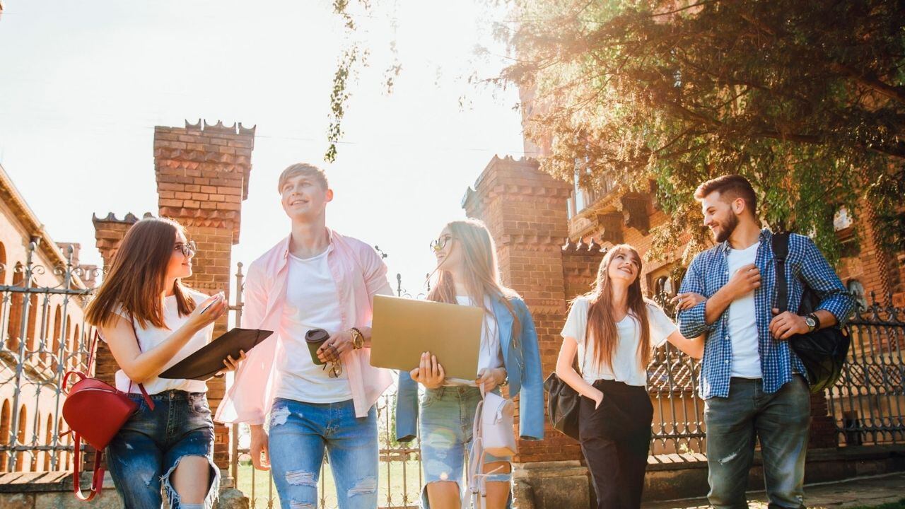 Los beneficios de estudiar en Australia es el tiempo de estudio, ya que cursar una carrera de pregrado en dicho país solo son tres años; en posgrado solo un año.
