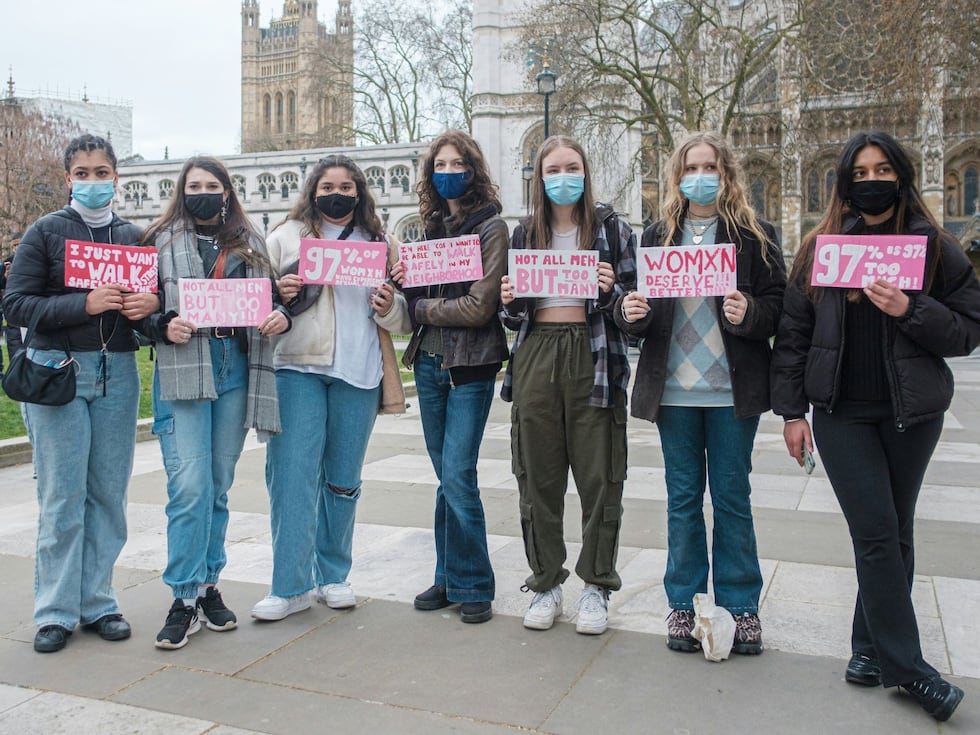 "Hagan lo que hagan las mujeres, deben hacerlo el doble de bien que los hombres para que se piense que son la mitad de buenas. Por suerte, esto no es difícil". - Charlotte Whitton. | Crédito: Foto de Ehimetalor Akhere Unuabona en Unsplash / Composición Gestión Mix