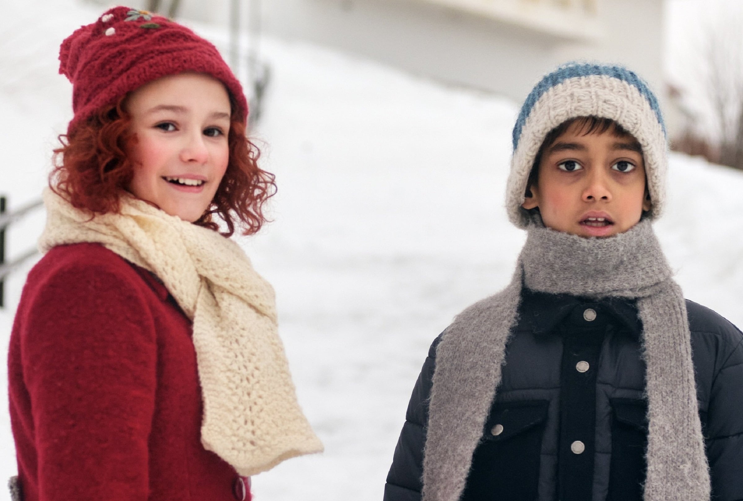 Hedwig (Celina Meyer Hovland) ayuda a Julian (Mudit Gupta) a recuperar el espíritu festivo en la película noruega "La hermana de nieve" (Foto: Netflix)