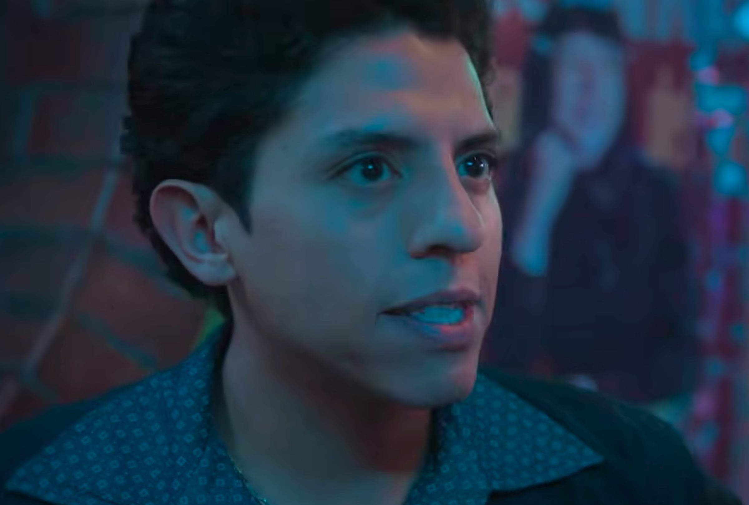 Sergio Palau como Martín Salcedo en una escena de la serie colombiana "Salcedo, cuero y boogaloo" (Foto: Netflix)