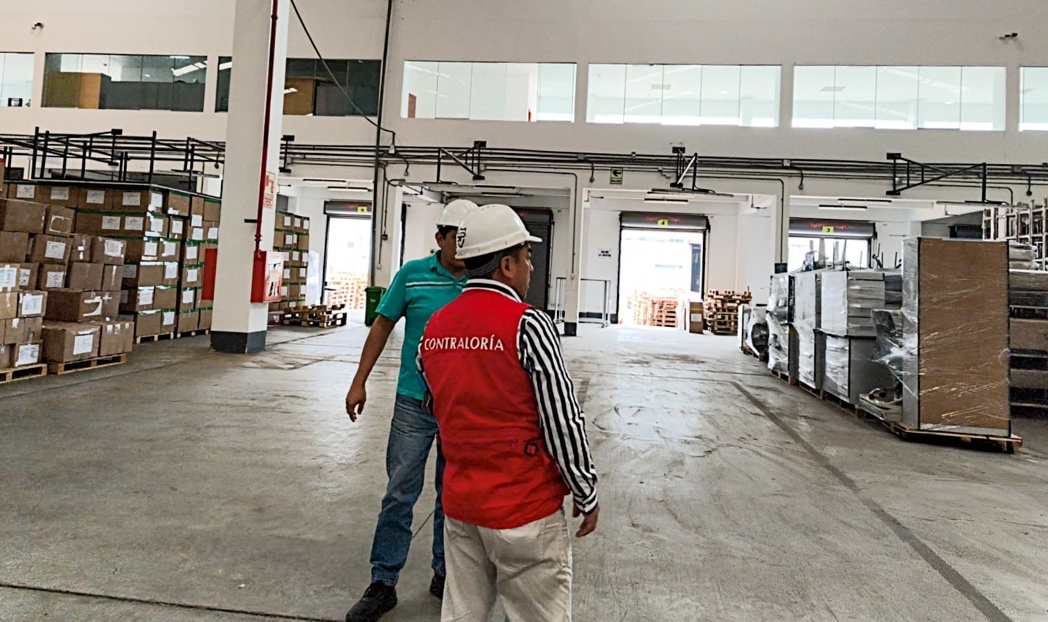 Auditores de la contraloría advirtieron la falta de correspondencia entre contenido y etiquetas de cajas con prendas policiales. Foto: Contraloría