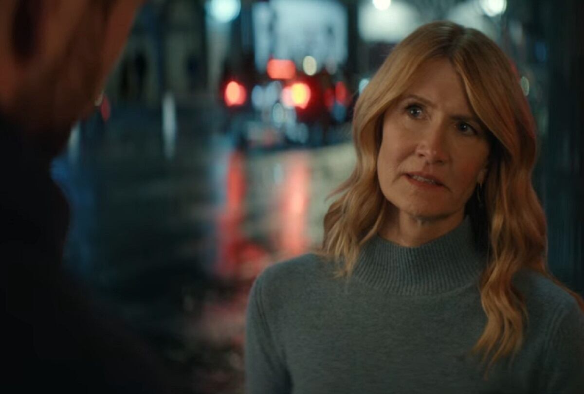 Katherine Loewe (Laura Dern) se disculpa con Owen Brophy (Liam Hemsworth) cerca del final de la película "Una aventura en Marruecos" (Foto: Netflix)
