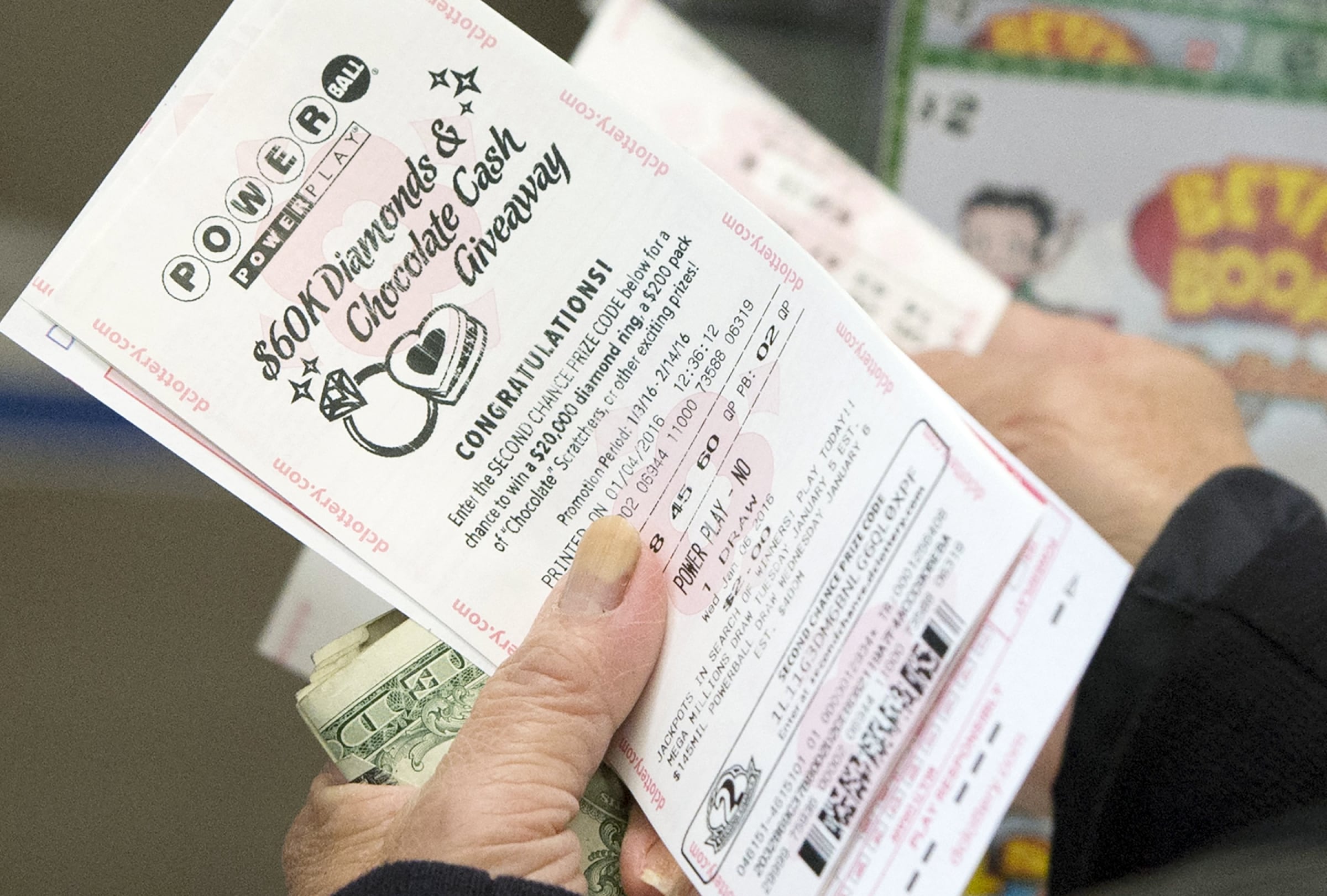 TALLAHASSEE, FLORIDA (ESTADOS UNIDOS), 10/08/2026.- Consulta quién ganó el Powerball del lunes 10 de agosto, los seis números sorteados y las opciones de cobro del premio mayor acumulado de $905 millones. FOTO DE SAUL LOEB PARA AFP
