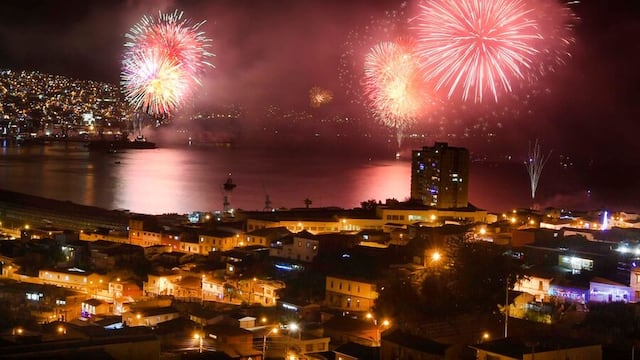 Tras tres años suspendidos, Valparaíso recupera sus fuegos artificiales de fin de año