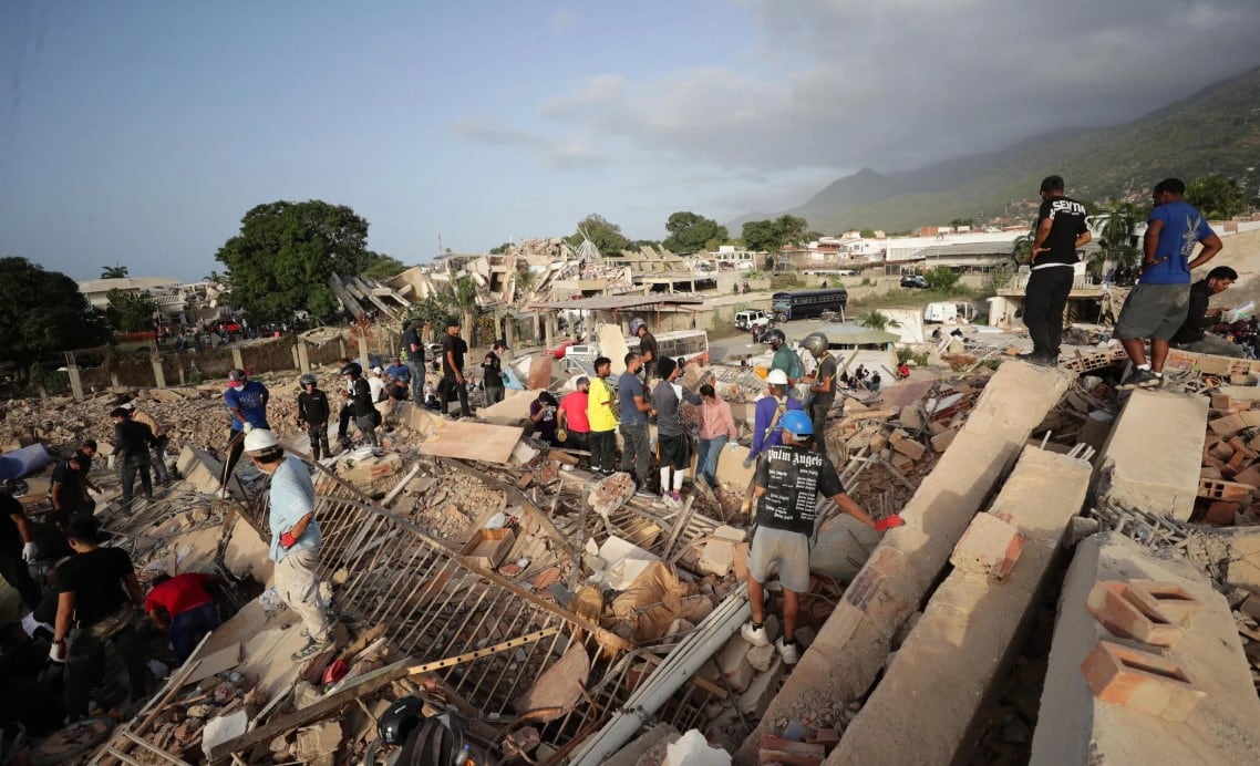 Personas realizan labores de búsqueda en una zona afectada por un terremoto en La Guaira (Venezuela). Foto: EFE
