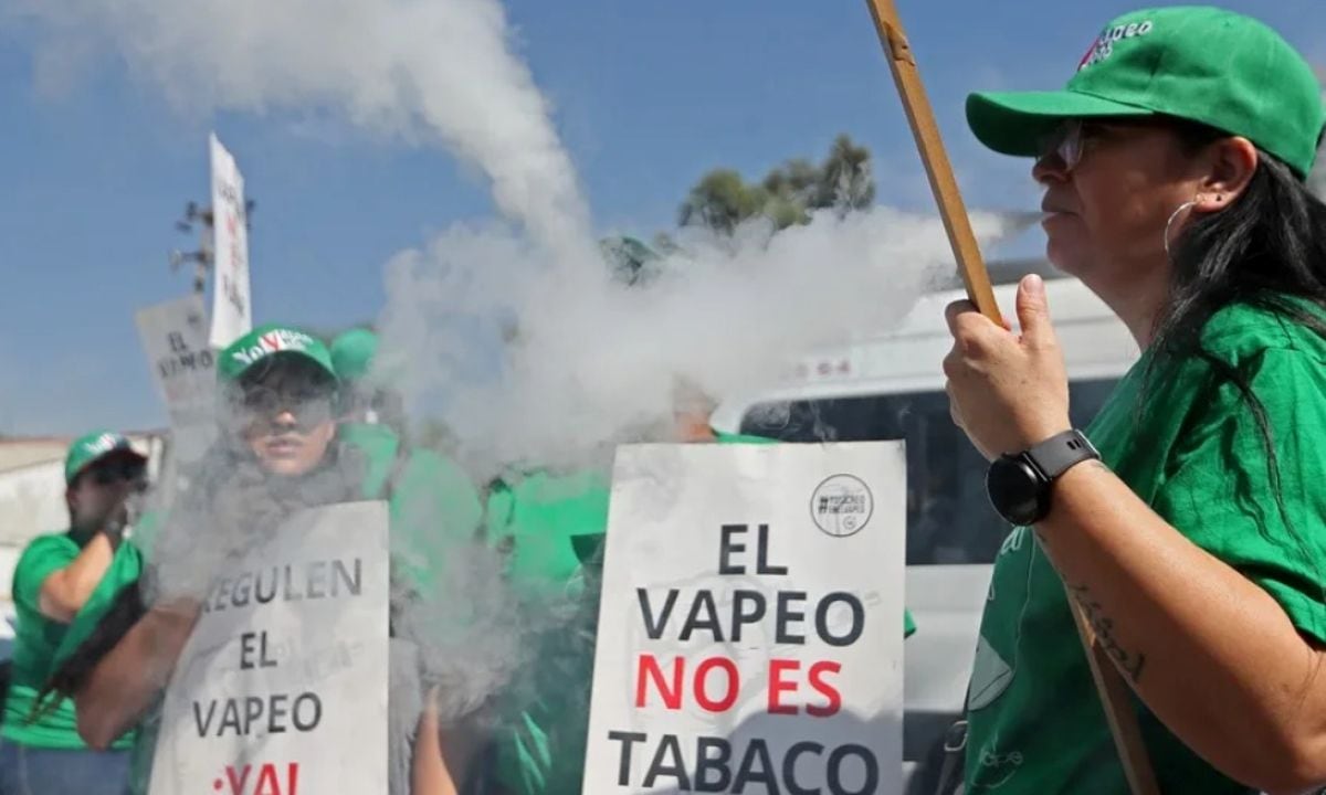 Grupo de personas a favor del 'vapeo' frente a la Cámara de Diputados, en la Ciudad de México (México). Foto: EFE/ Mario Guzmán.