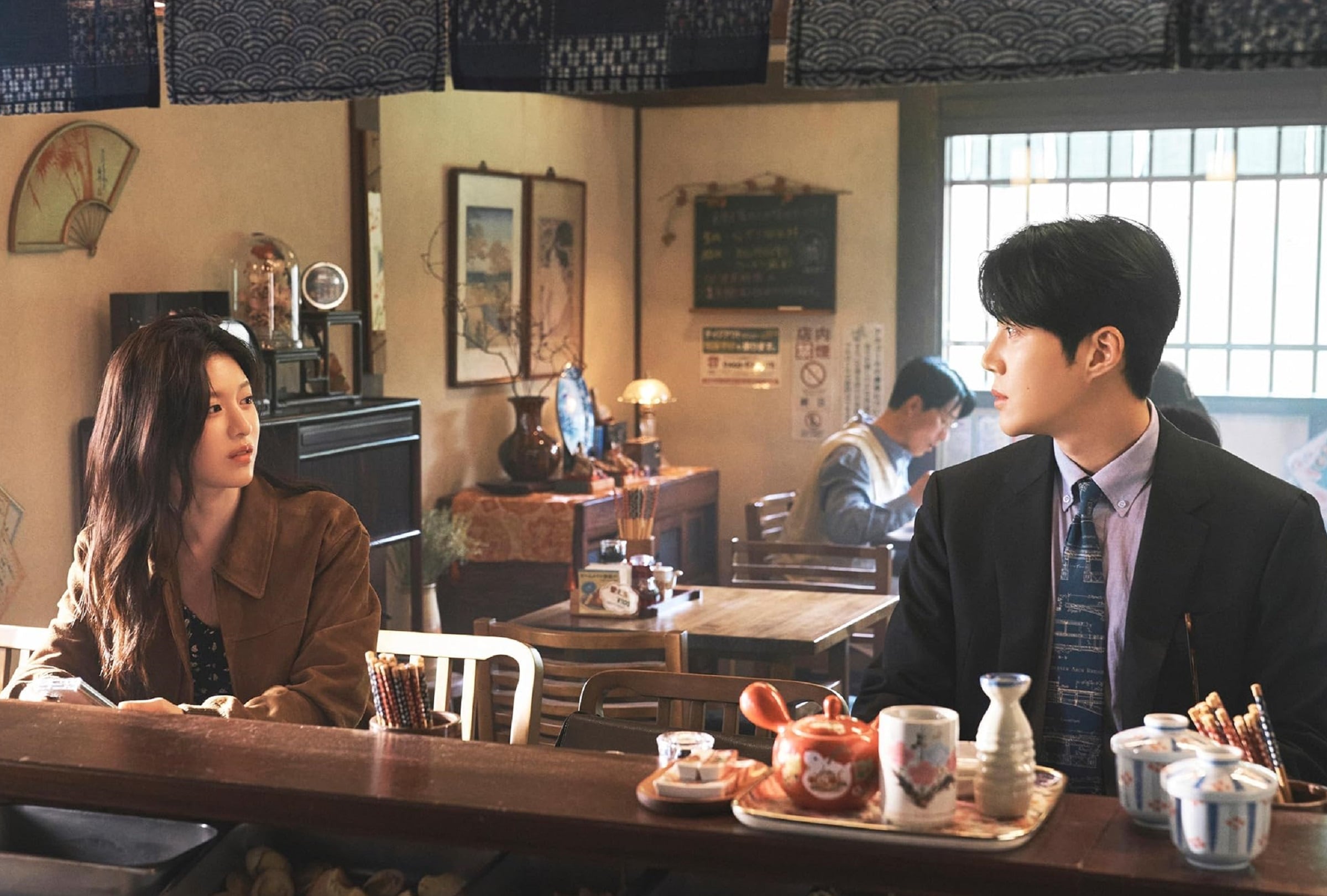 Go Youn-jung como Cha Mu-hee y Kim Seon-ho como Joo Ho-jin en la serie coreana "¿Cómo se traduce este amor?" (Foto: Netflix)