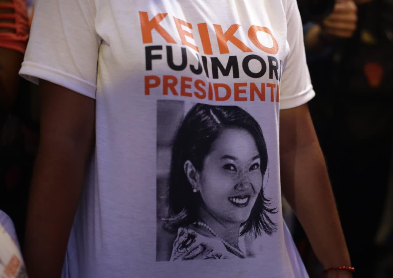 Simpatizantes de los partidos políticos participantes del debate presidencial de hoy llegan a los exteriores del centro de convenciones. Fotos: Julio Reaño/@photo.gec