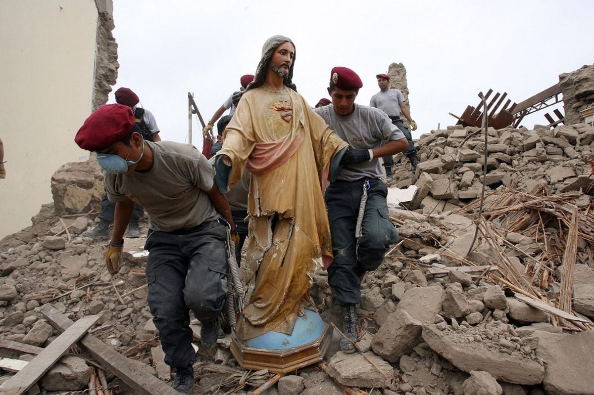 Rescatan imagen religiosa de Iglesia de San Clemente de Pisco. Foto: AFP