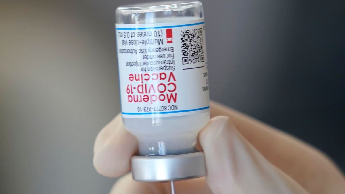 De acuerdo con el secretario de Salud, Jorge Alcocer, México cuenta con más de 5,38 millones de dosis comprometidas de Abdala, además de la próxima llegada de 4 millones de unidades de Sputnik. (Foto: AP)