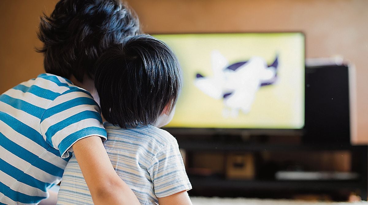 La agencia también recomienda no ver ninguna pantalla antes de ir a la cama y dejar tabletas y celulares fuera de la habitación del niño durante la noche. (Getty Images)