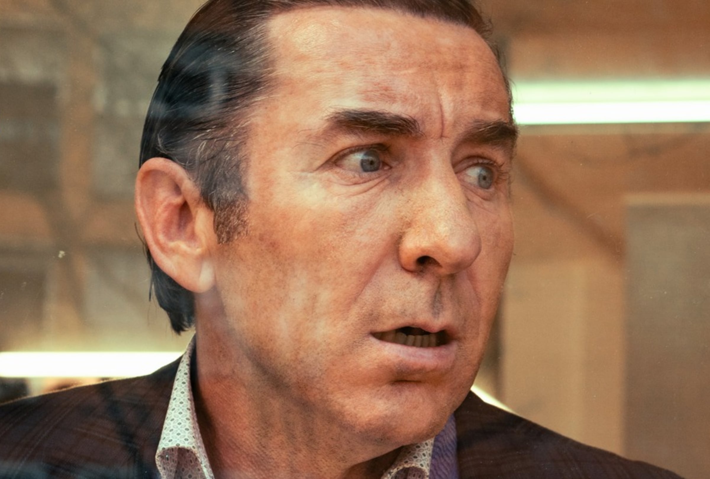 Don Leandro, interpretado por Antonio de la Torre en la serie "Grande de España", es un aristócrata y marqués venido a menos que se ve obligado a poner en venta su decadente palacio (Foto: Cuidado con el perro / Netflix)