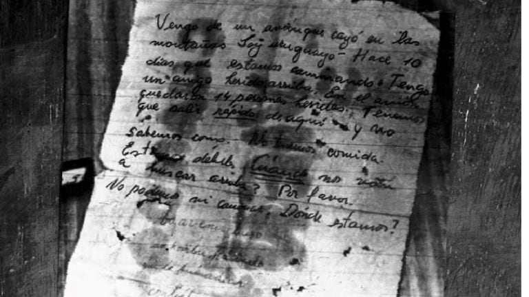 La carta que Nando Parrado y Roberto Canessa le escribieron a Sergio Catalán para comunicarse ya que se encontraban en diferentes extremos de un río (Foto: Netflix)