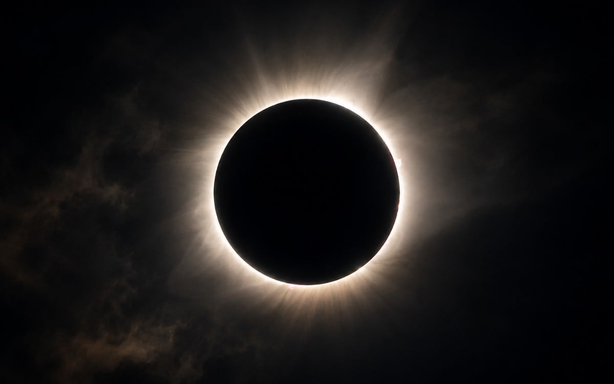 El eclipse solar total del 12 de agosto de 2026 será visible de forma completa en cinco países y parcialmente en varias regiones del mundo. (Foto: Imagen creada por El Comercio MAG usando Gemini)