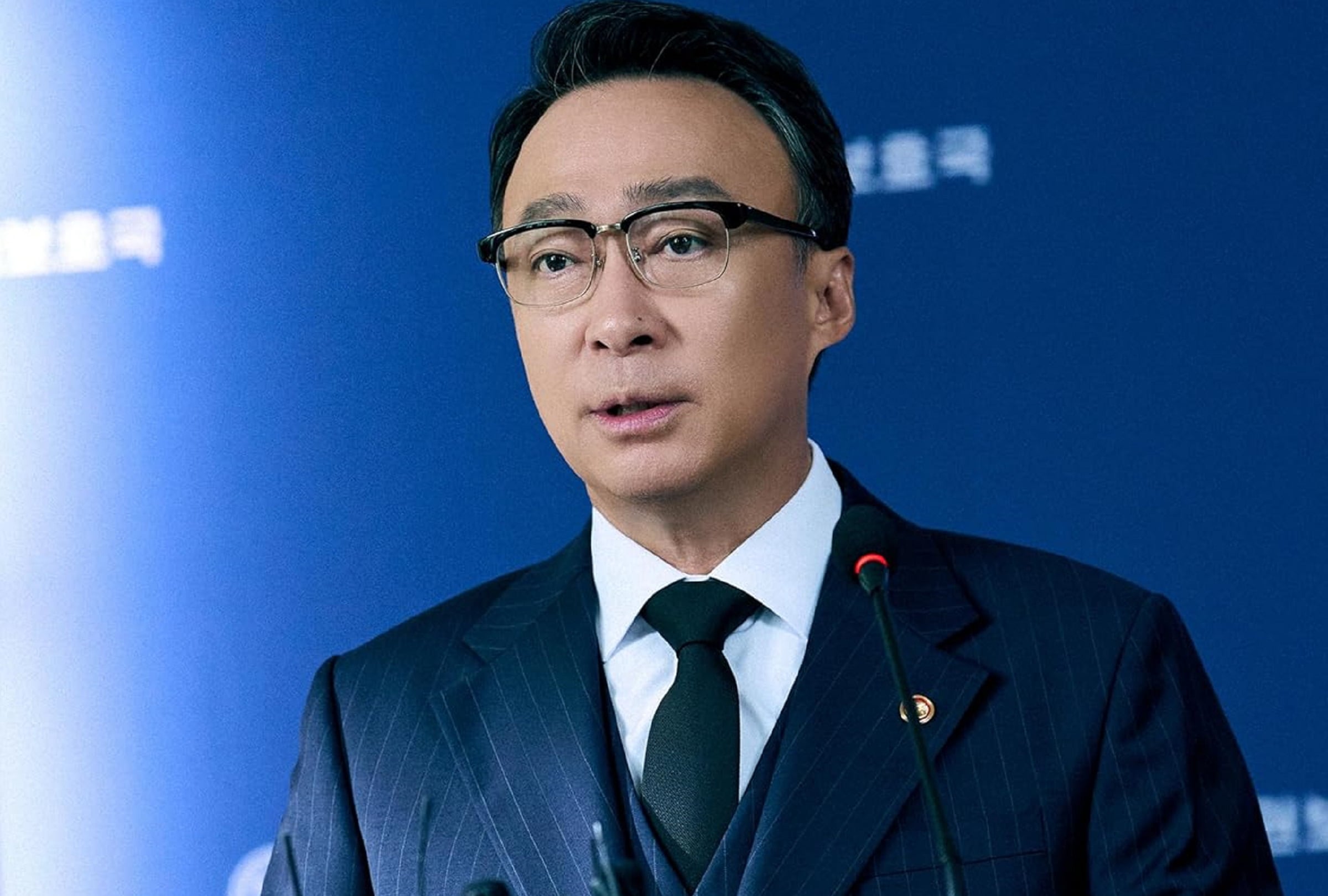 Lee Sung-min interpreta a Choi Gang-seok, fundador de la Oficina de Protección de los Derechos de los Maestros, en la serie coreana "Así aprenderás" (Foto: Netflix)