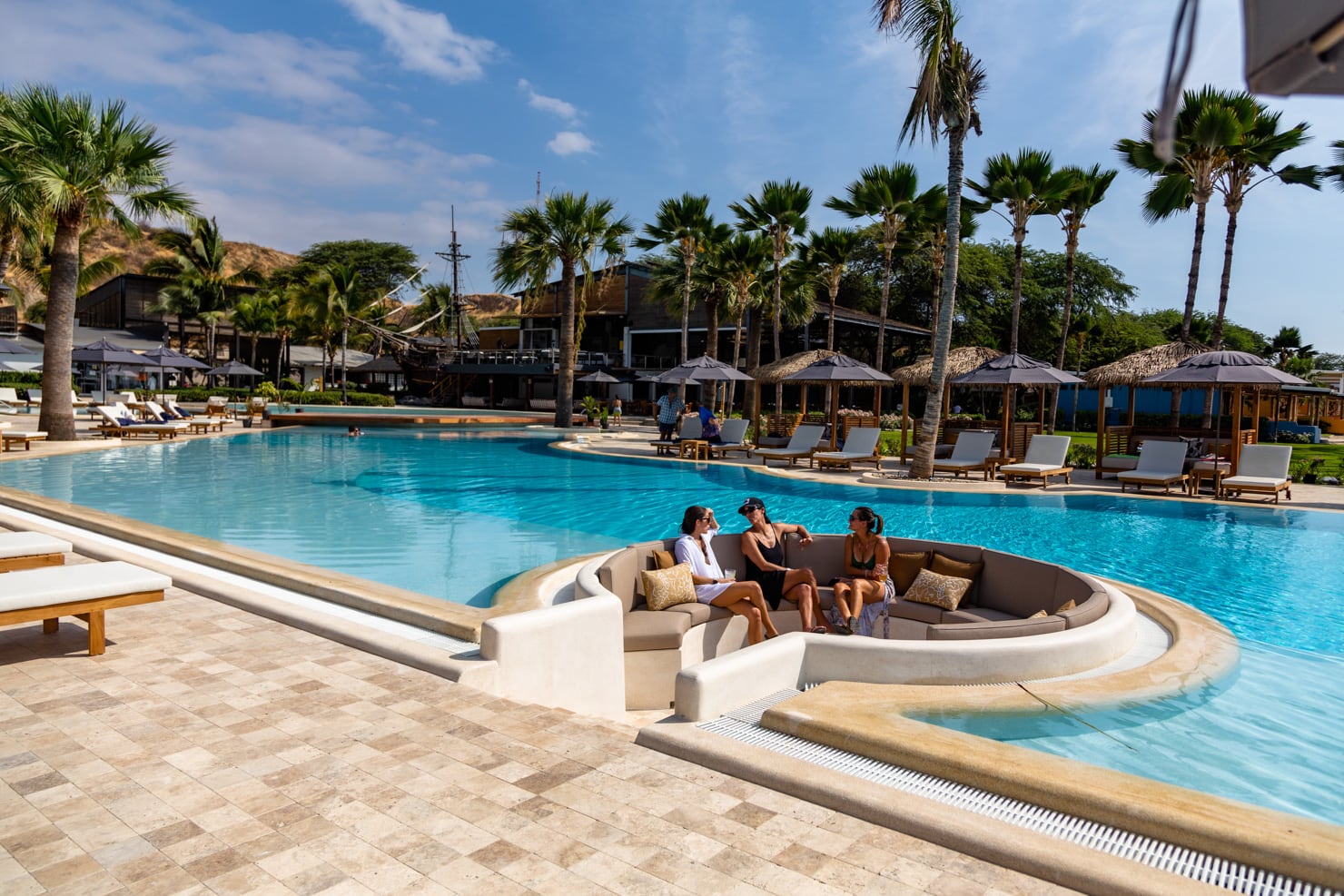 Este proyecto incluiría una pista de aterrizaje propia, apuntando a un segmento de turismo premium. (Foto referencial: Piscina de Punta Sal Suites & Bungalows Resort)
