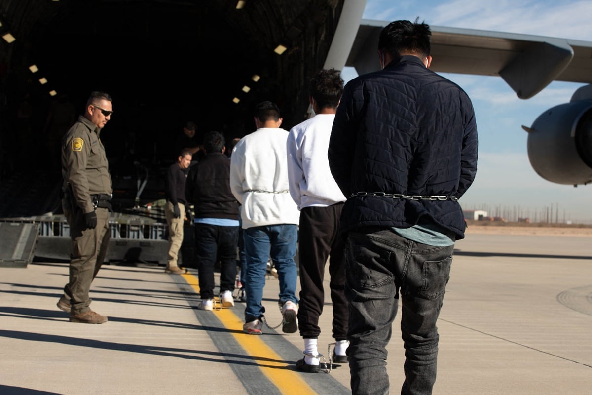 Con esta resolución, los inmigrantes están expuestos a ser detenidos y expulsados del país si se identifica que están de manera irregular. (Crédito: Sgt. Walker Pino / Departamento de Defensa de Estados Unidos / AFP)
