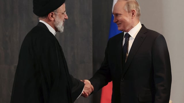 Rusia ofrece ayuda a Irán para encontrar el helicóptero de presidente Raisí e investigar el accidente